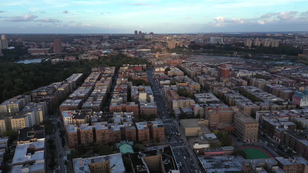 fotografía aérea de gran ángulo sobre el barrio de inwood en el alto de manhattan, ciudad de nueva york, a la hora de oro.