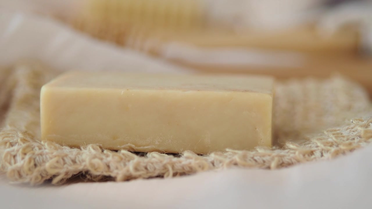 Saponetta naturale appoggiata su un tessuto con trama