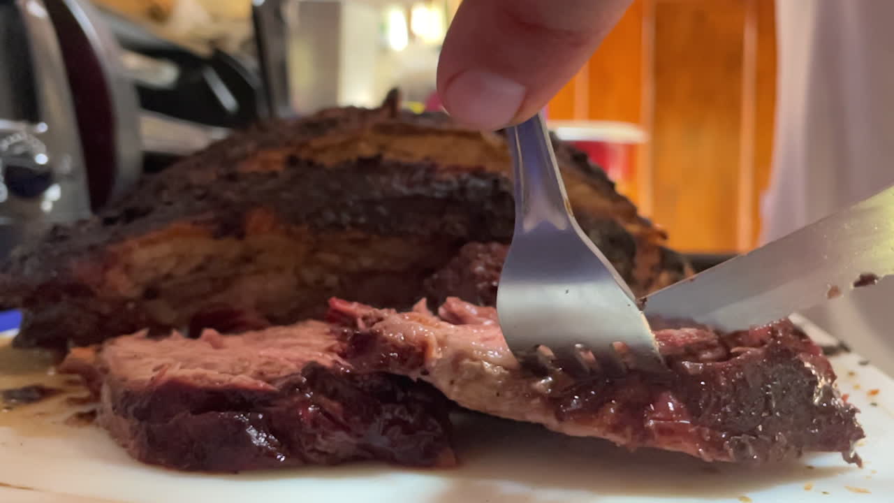 escena en cámara lenta de rosbif recién cortado listo para ser servido