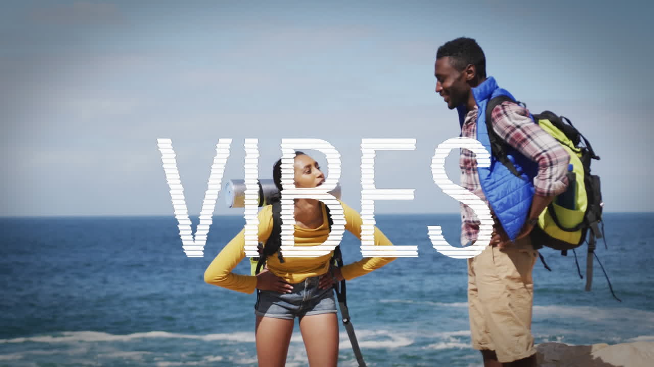 Animazione della parola "vibes" scritta in bianco su una coppia felice che fa escursioni al mare