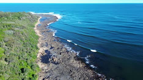 drone aerial broulee playa isla cabecera costa con olas en el arrecife punto de surf break mossy punto costa sur turismo viajes australia