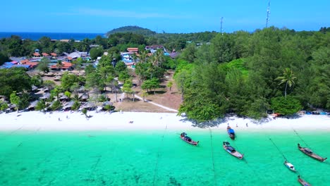 Barcos-De-Cola-Larga-En-La-Playa-De-Ensueño-En-Aguas-Turquesas