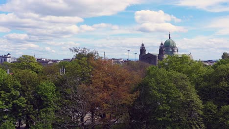 Fesselnde-Luftaufnahme-Der-Kathedrale-Von-Galway-Mit-Bäumen-Im-Vordergrund-–-Eine-Atemberaubende-Mischung-Aus-Natur-Und-Architektur