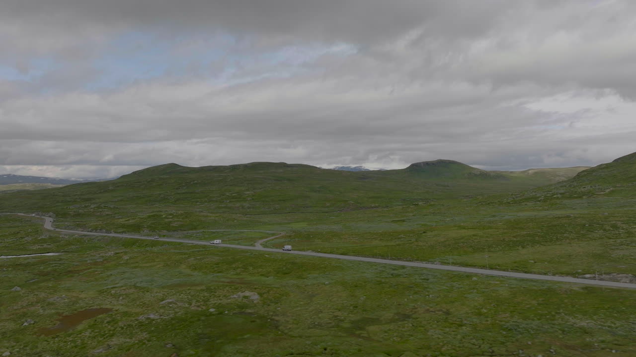 도로를 달리는 자동차의 아름다운 드론 샷