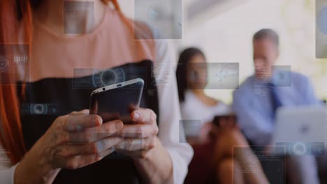 Animation-Von-Radar,-Kreisen-Und-Mehreren-Diagrammen-über-Dem-Mittelteil-Einer-Kaukasischen-Frau,-Die-Ihr-Mobiltelefon-Benutzt