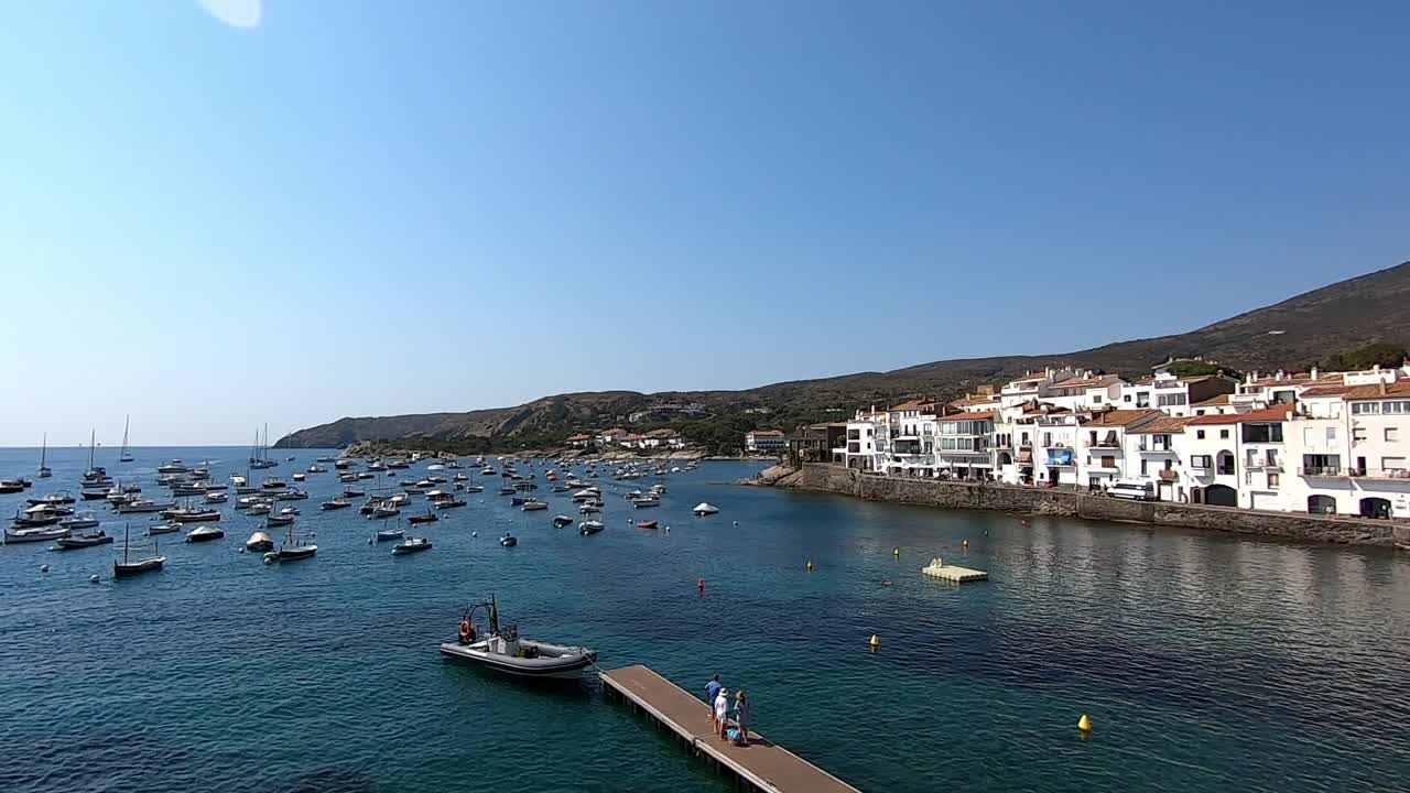 costa y pueblo bahía ciudad de cadaques en españa, hermosa ciudad blanca