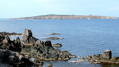 La-Lejana-Isla-De-St-Ivan-Mar-Negro-Desde-La-Escarpada-Costa-Rocosa-De-Sozopol