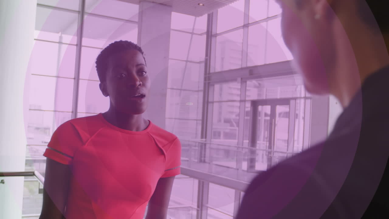 animación de círculos rosados pulsando sobre personas de negocios hablando en una oficina moderna