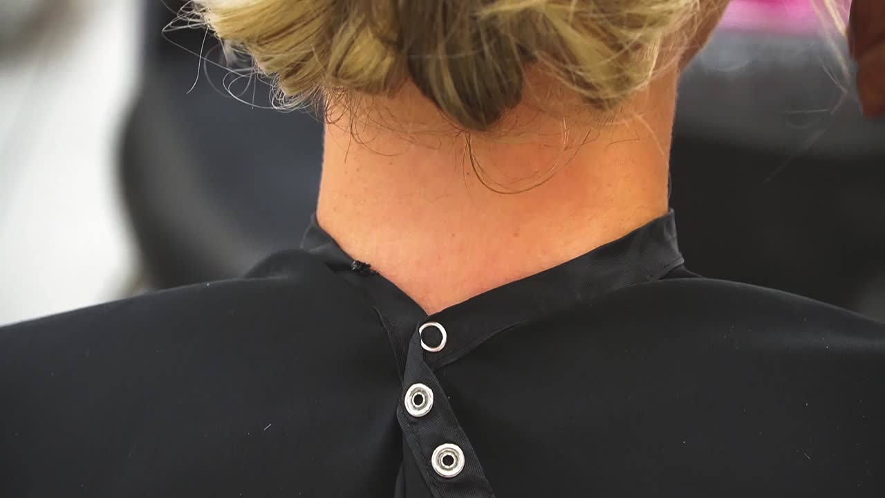 fotografía de cerca de la parte de atrás del cabello de fantasía de una novia