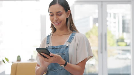 teléfono, sonrisa y mujer enviando mensajes de texto en casa