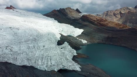 hermoso glaciar en pastoruri huaraz peru andes derritiéndose en medio del calentamiento global rodeado de hermosas montañas y lagos paisaje paradisíaco pastoruri