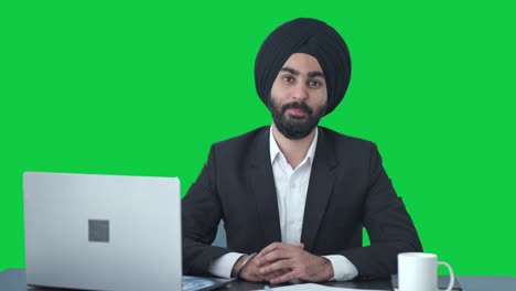 Glücklicher-Indischer-Sikh-Geschäftsmann,-Der-In-Den-Grünen-Bildschirm-Der-Kamera-Lächelt