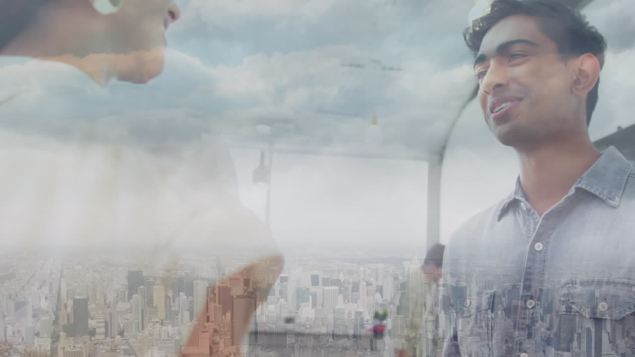 비즈니스맨과 비즈니스맨이 푸른 하늘의 구름에 맞서 도시 풍경에 손을 흔들고 있습니다.