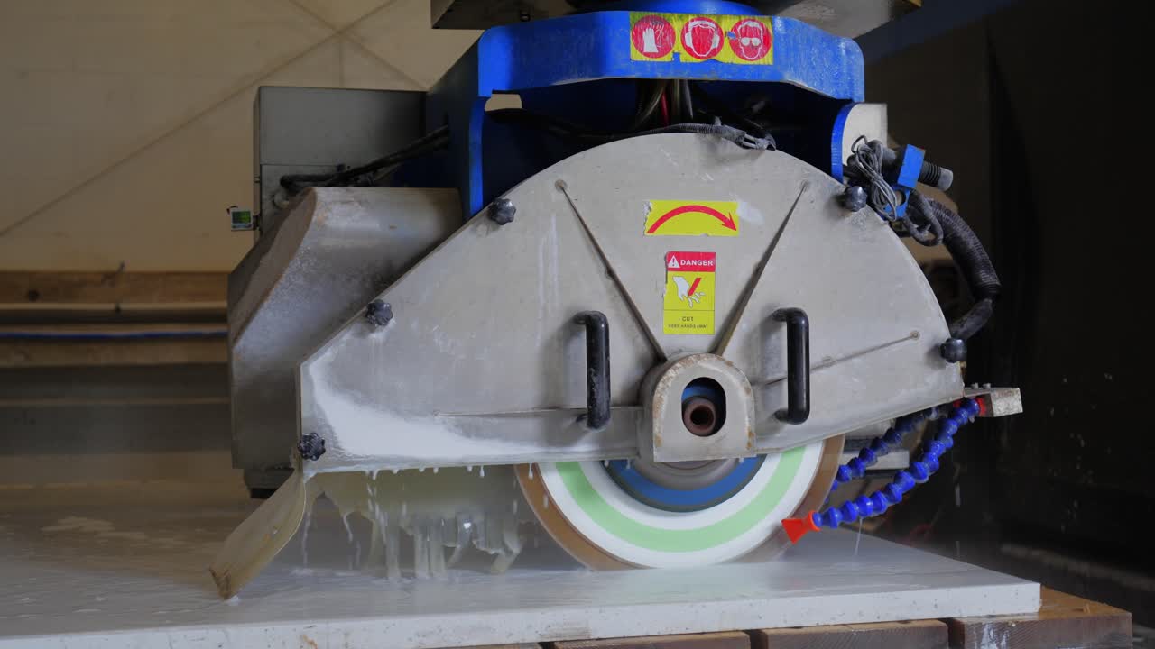 автоматическая пила для резки гранита для резки кухонной столешницы кварц - крупный план - замедленное движение