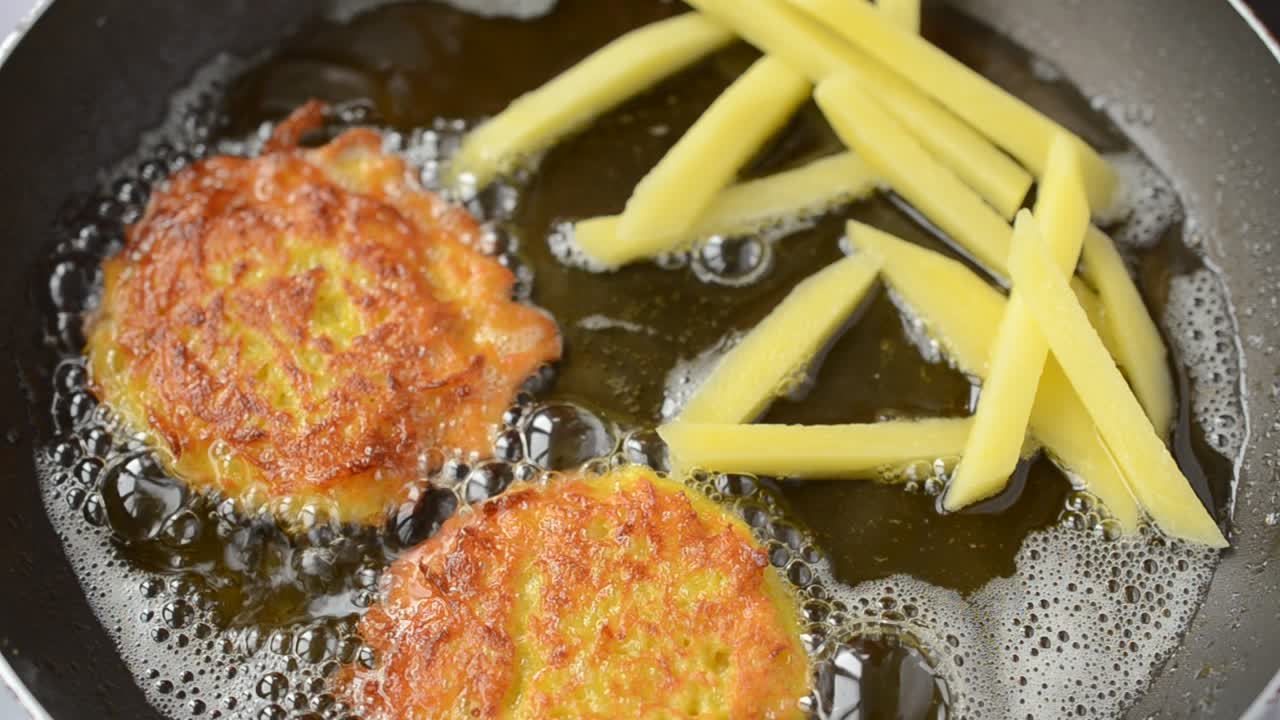 Patatine fritte e hash brown. Cottura in padella.
