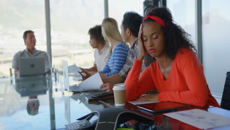 Afroamerikanische-Weibliche-Führungskraft-Schläft-Während-Eines-Meetings-Im-Modernen-Büro-4k