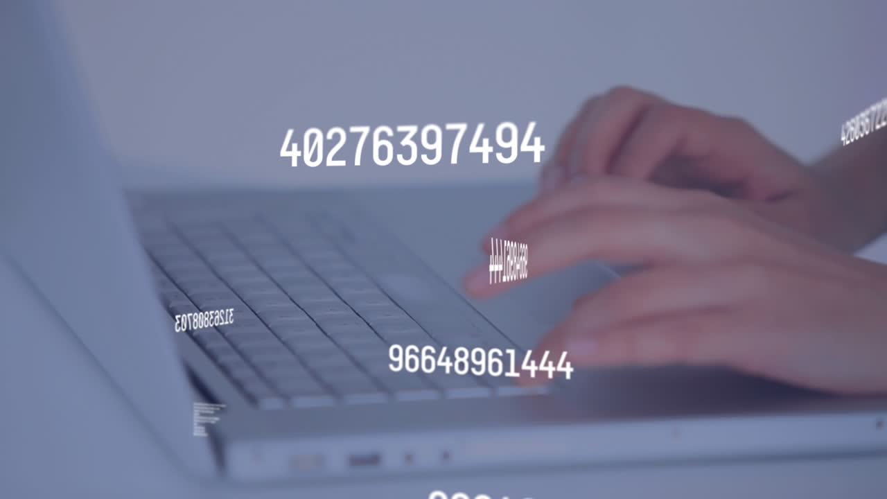 animación del procesamiento de datos científicos sobre las manos de una mujer caucásica usando una computadora portátil
