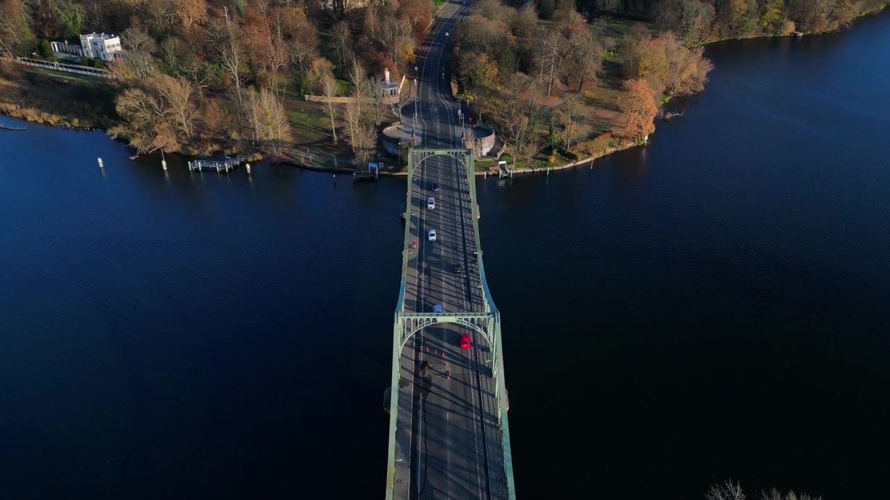 Autoja ylittämässä Glienickerin siltaa Havel-joen yli syksyllä. Tasainen ilmakuva lennokilla kuvattuna ylhäältäpäin.