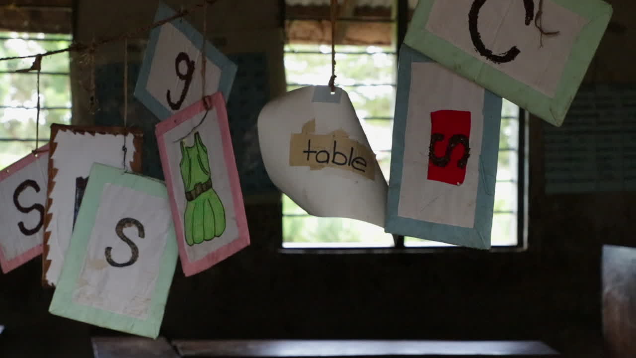 niños de la escuela en uganda africa en pobres aldeas remotas sistema educativo caridad voluntariado