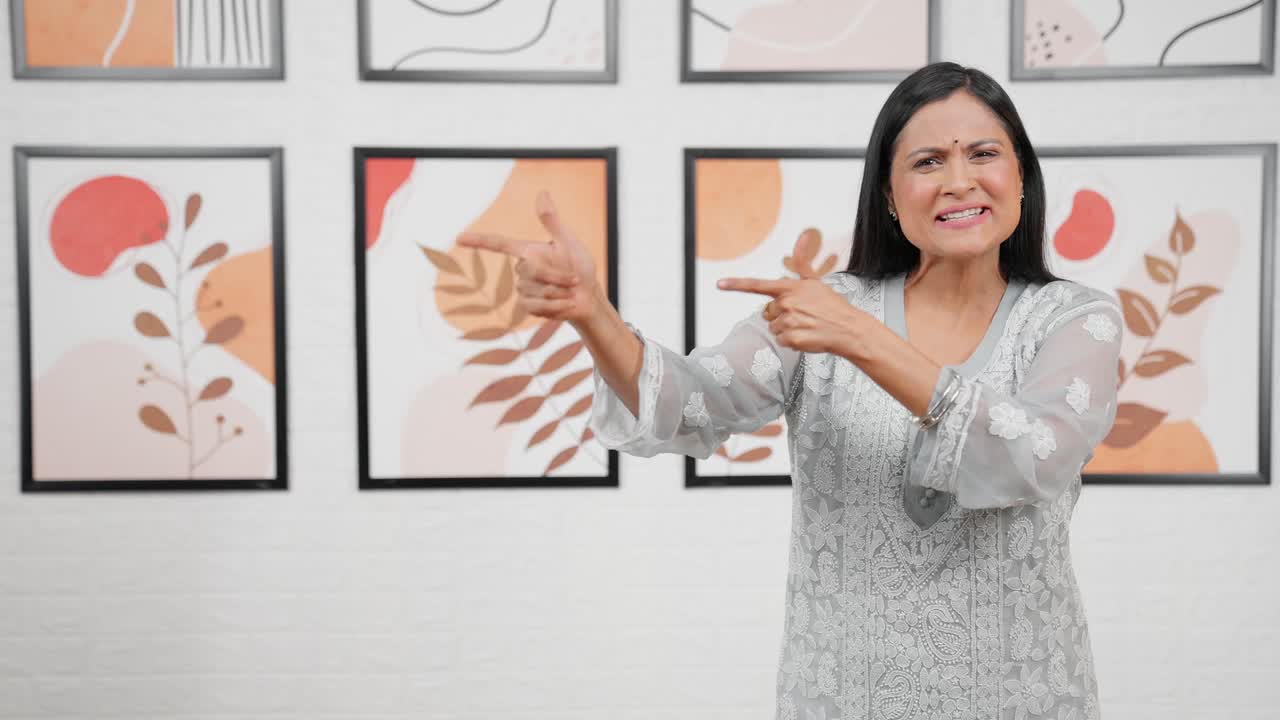 mujer apuntando a la izquierda en el espacio de copia vacío