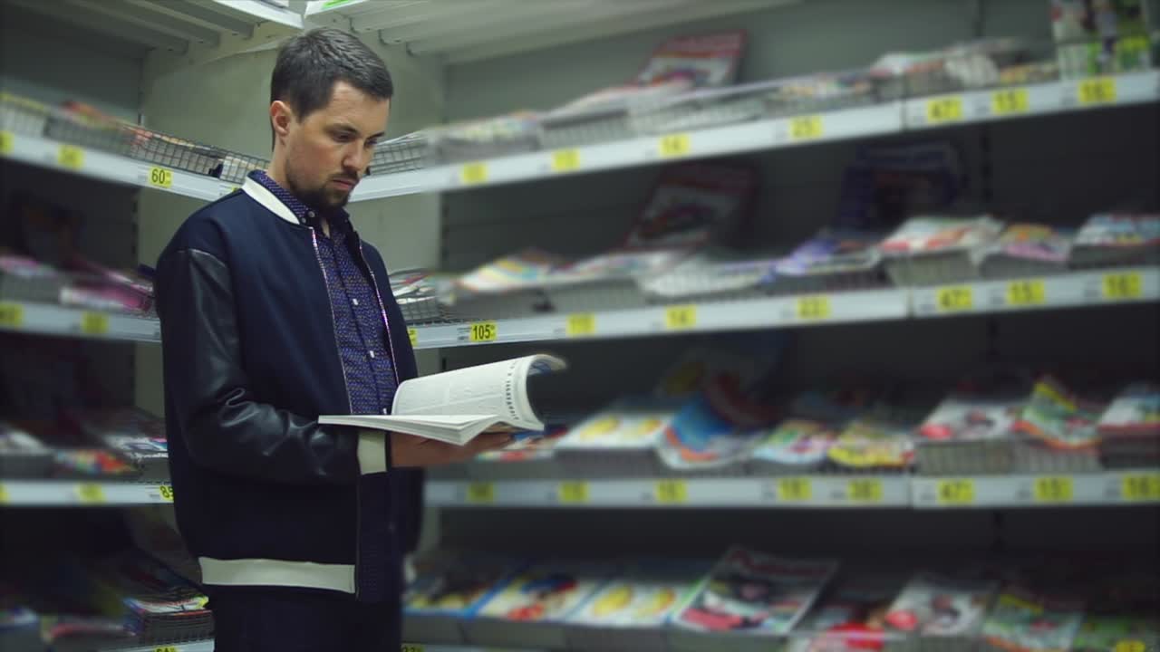 hombre leyendo una revista en una librería