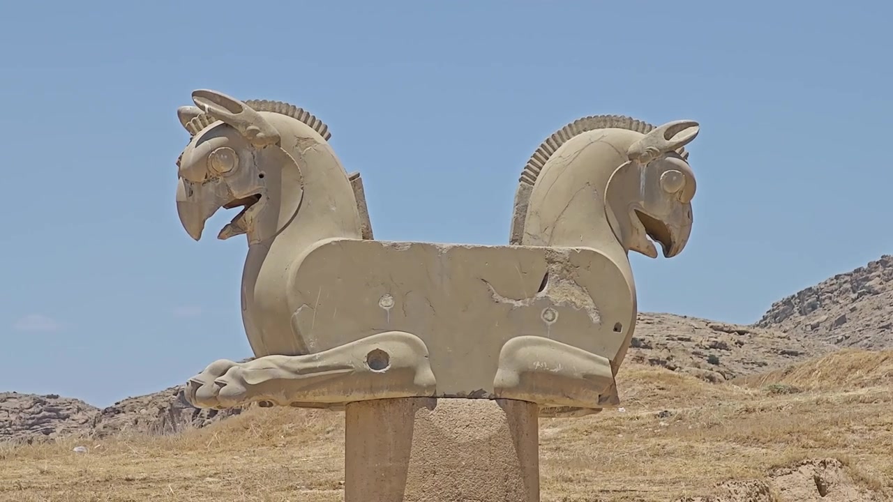 Persepolis Arkeolojik Alanı'ndaki Antik Taş Grifon Heykeli
