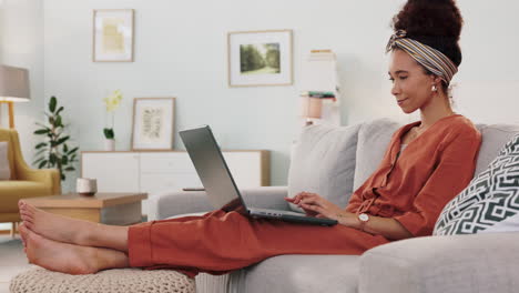 Relájate,-Laptop-Y-Busca-Con-Una-Mujer-En-La-Sala-De-Estar