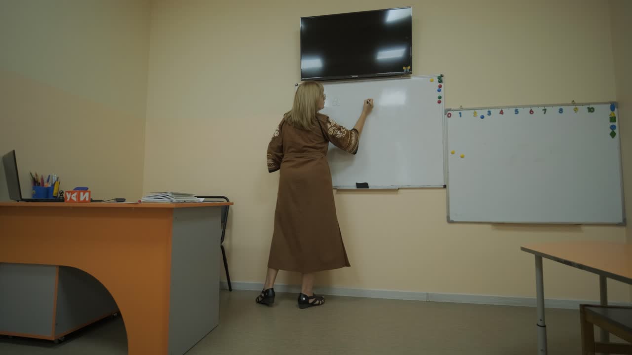 lección de preparación preescolar en el centro de aprendizaje