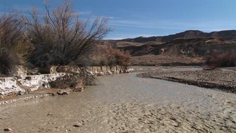 tiro medio de un arroyo que fluye a través del valle de la muerte de california