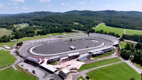 Inclinación-Aérea-Hacia-El-North-Wilkesboro-Speedway-En-North-Wilkesboro-Carolina-Del-Norte,-Carolina-Del-Norte