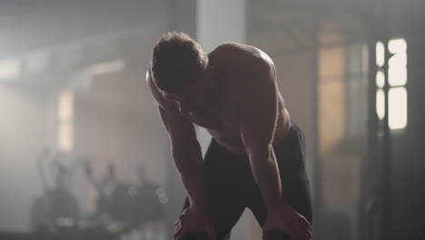 Jóvenes-Exhaustos-Descansando-Después-De-Un-Entrenamiento-Intensivo-En-El-Gimnasio.-Fitness-Hombre-Sano-Cansado-Después-Del-Ejercicio-De-Entrenamiento-De-Fuerza-En-El-Gimnasio.-Modelo-Masculino-Cansado-Y-En-Forma,-De-Pie-Y-Relajado-Después-De-Un-Entrenamiento-Intenso.