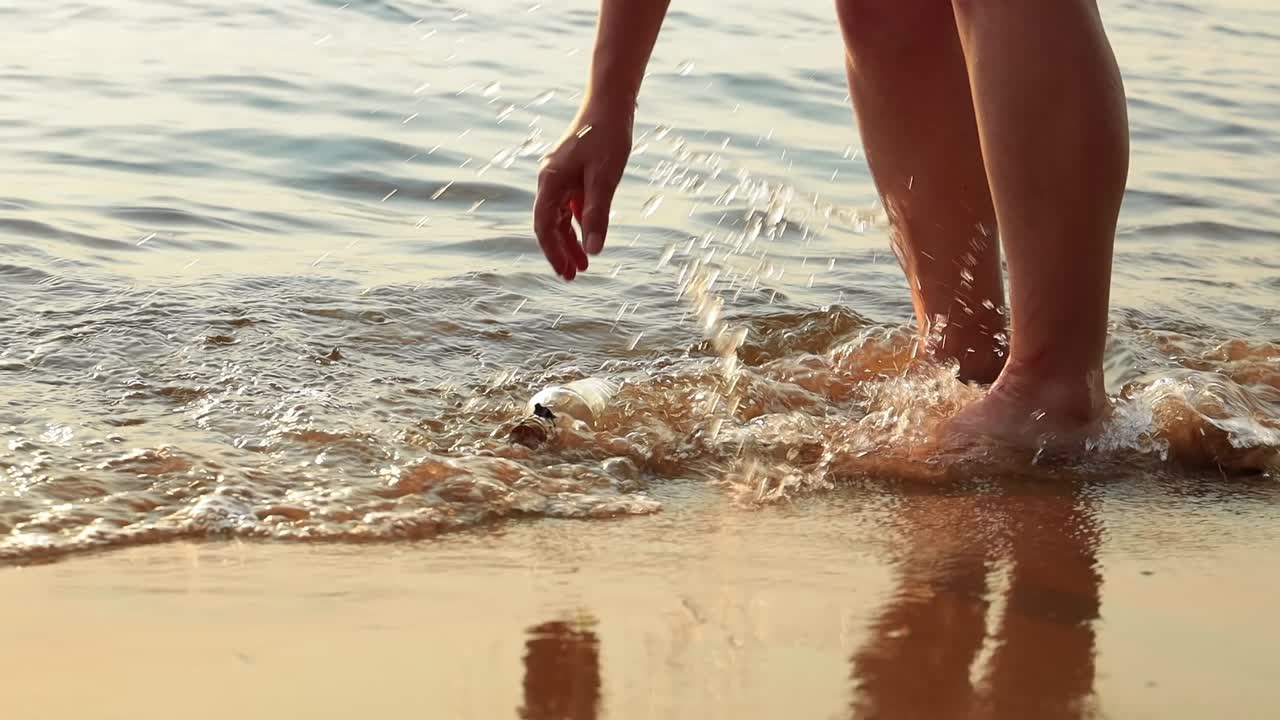 la mujer encontró un mensaje en una botella.