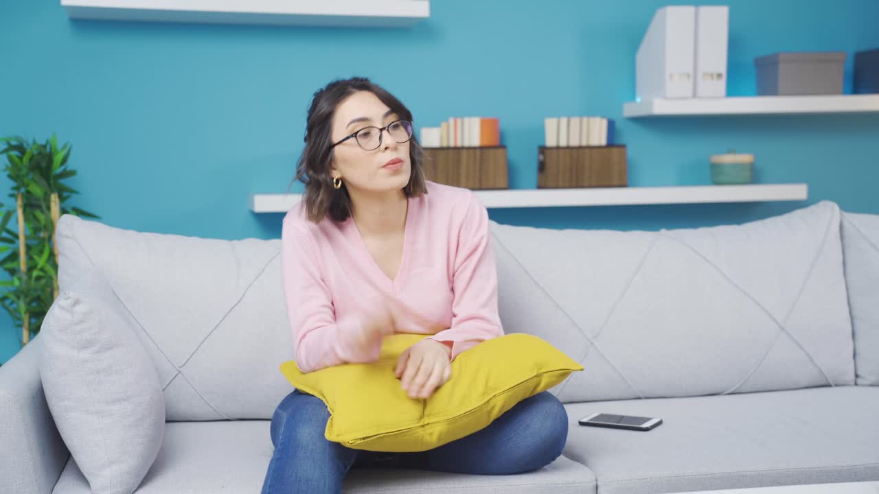 집에서 불행한 긴장하고 걱정하는 젊은 여성.