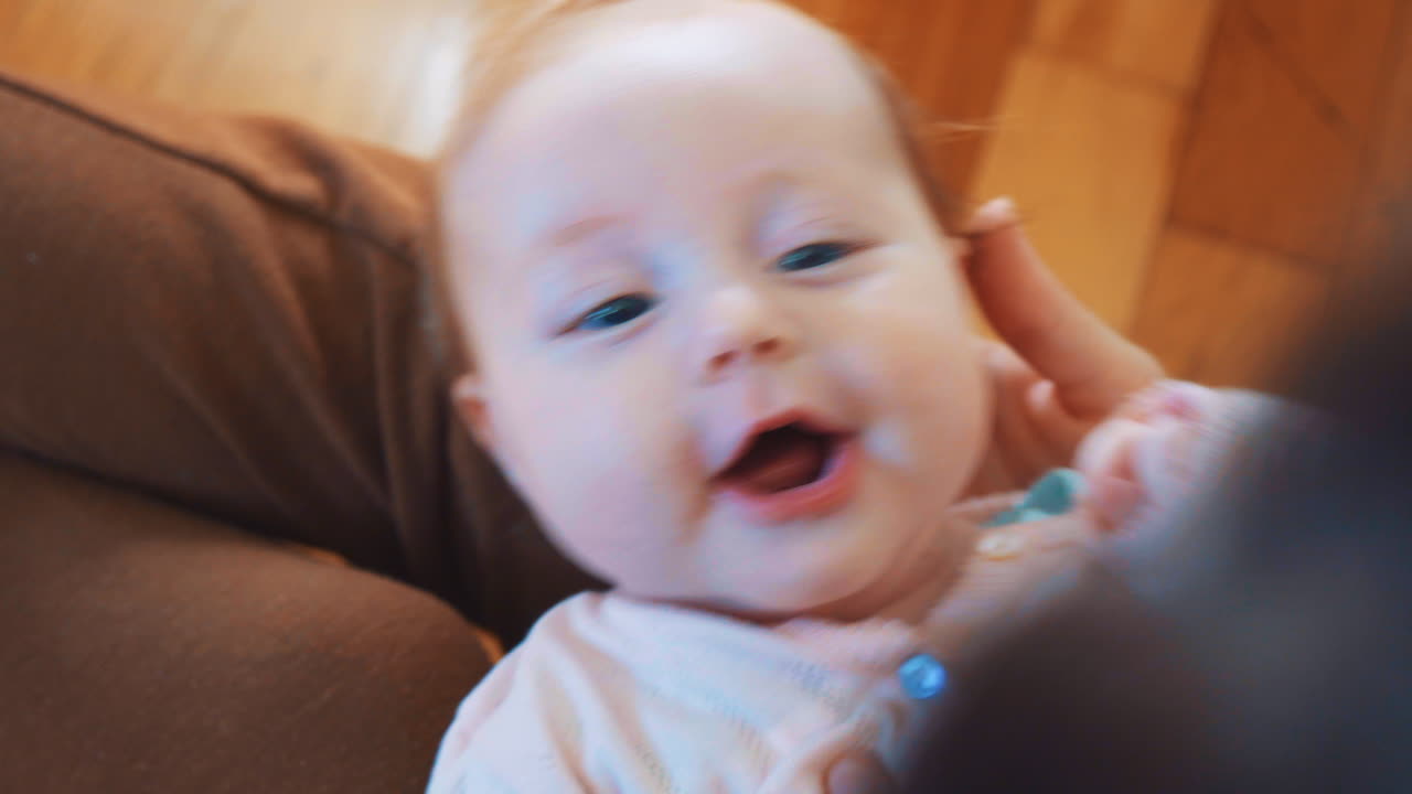 행복하고 웃는 아기를 안고 엄마