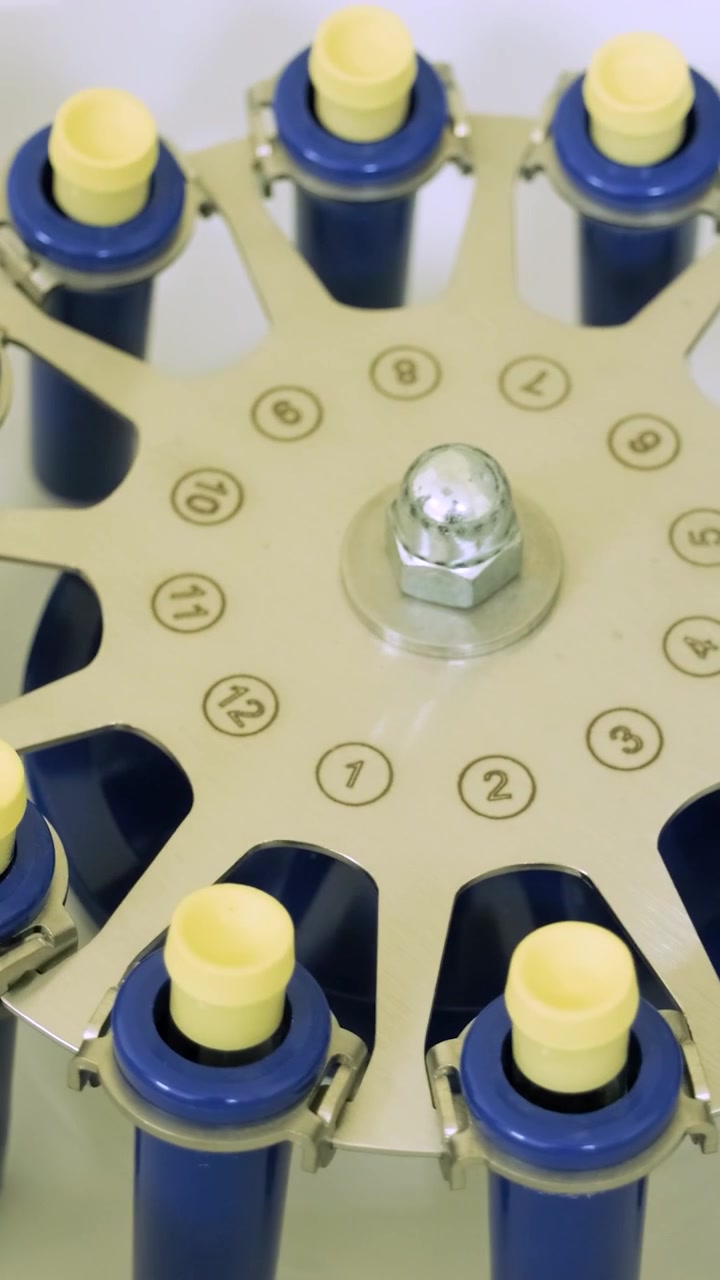 Rotore di centrifuga da laboratorio con provette in rotazione e arresto