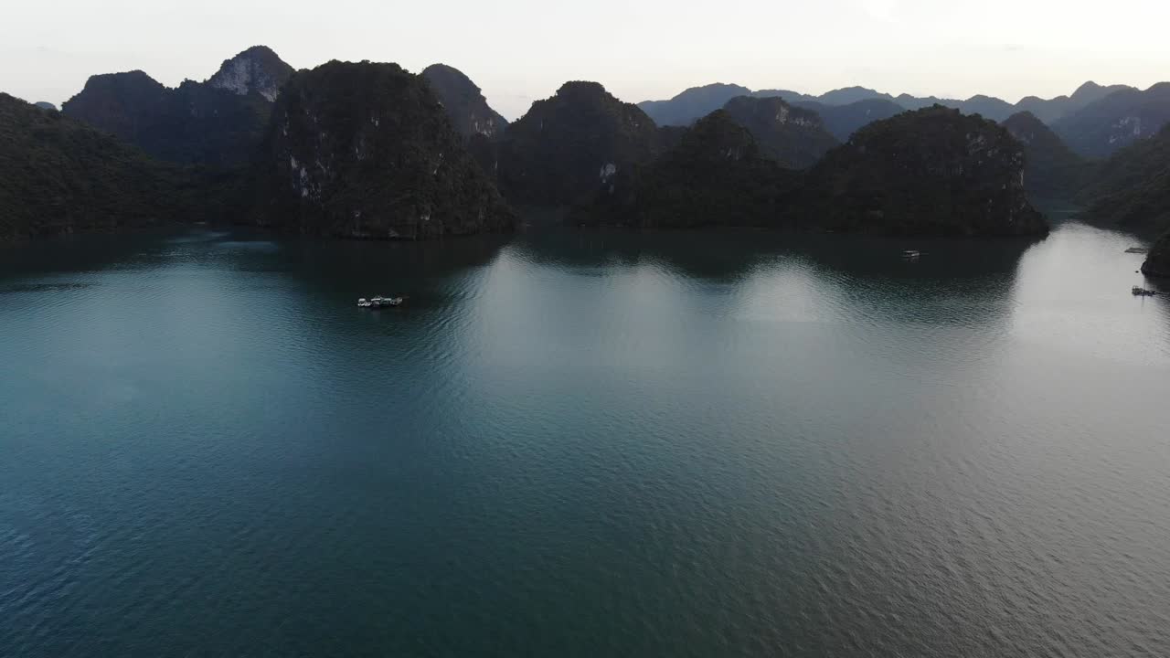 vista aérea de drones del océano y las islas de piedra caliza de la bahía de halong vietnam
