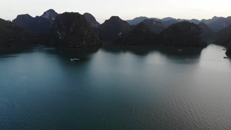 Vista-Aérea-De-Drones-Del-Océano-Y-Las-Islas-De-Piedra-Caliza-De-La-Bahía-De-Halong-Vietnam