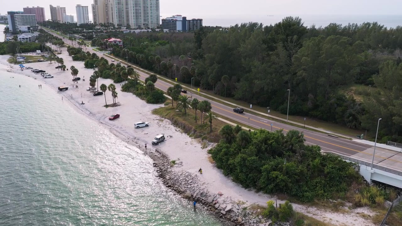 Traffico lungo le strade costiere di Sand Key a Clearwater, Florida, Stati Uniti. Ripresa aerea con drone.