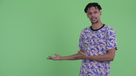 joven y guapo hombre africano con dreadlocks
