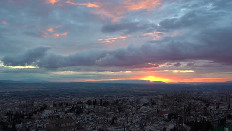 Unglaublicher-Sonnenuntergang-über-Dem-Stadtbild-Von-Granada-Bei-Sonnenuntergang-Mit-Bunten-Wolken