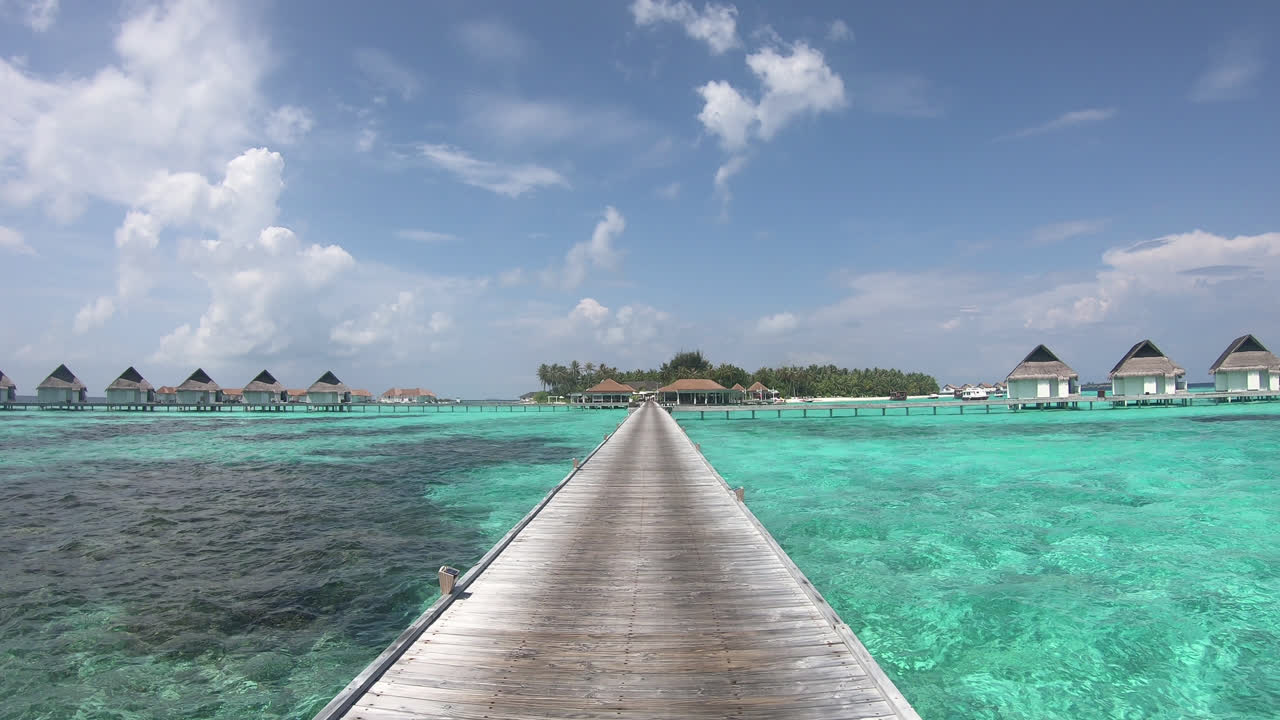 Caminando junto a un bungalow en el mar en Maldivas