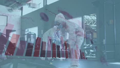 procesamiento de datos estadísticos de coronavirus contra un equipo de trabajadores de la salud rociando desinfectante en el gimnasio