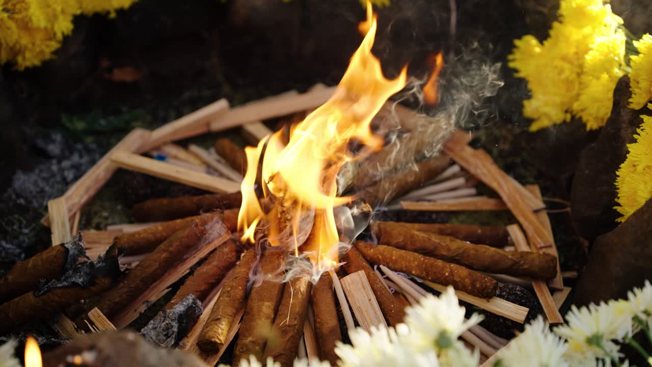 Primo piano di un fuoco sacro con offerte in un tradizionale rituale Maya