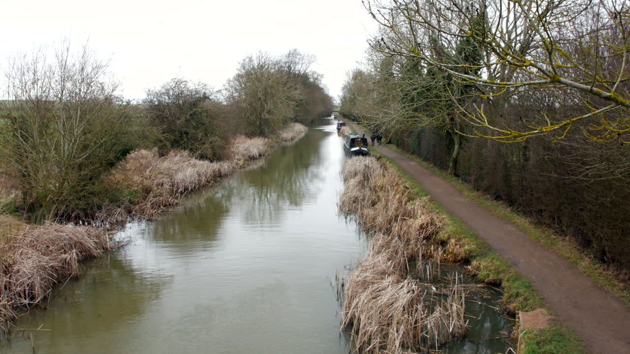 un río de canal en otoño