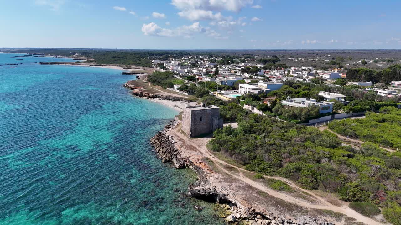 이탈리아 푸글리아 지방의 토레 스키아 루게리 (torre specchia ruggeri) 의 회전하는 공중 사진