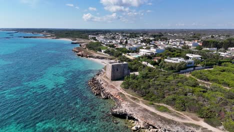 Vista-Aérea-Giratoria-De-La-Torre-Mirrora-Ruggeri-En-La-Región-De-Puglia,-Italia.