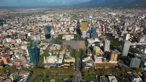 La-Vista-Aérea-Panorámica-Captura-La-Vitalidad-De-La-Capital-De-Tirana,-Mostrando-El-Centro,-Los-Edificios,-Las-Calles-Y-Los-Encantadores-Barrios.