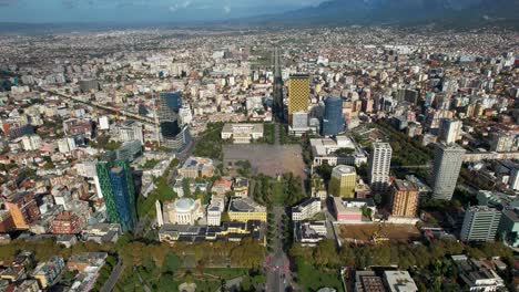 vista aérea panorámica captura la vitalidad de la capital de tirana, mostrando el centro, los edificios, las calles y los barrios encantadores