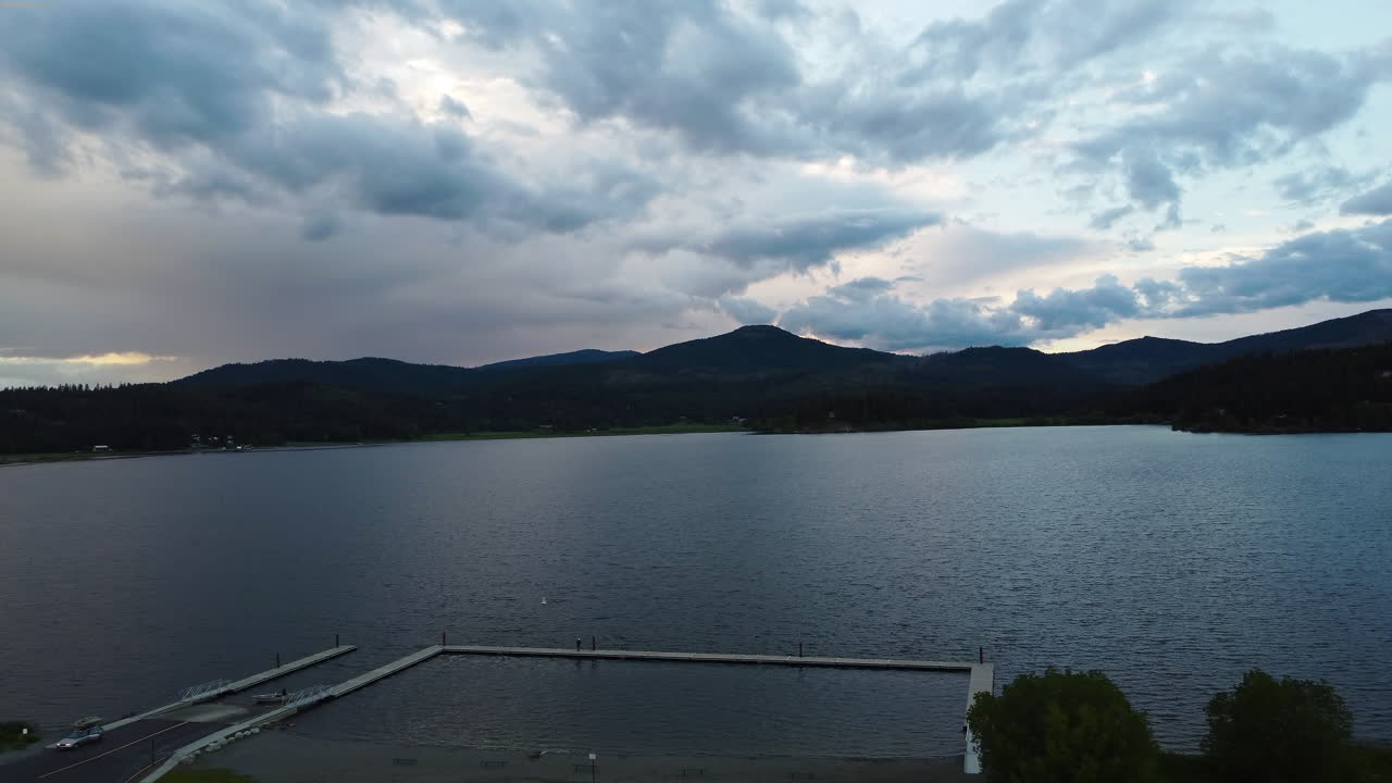 공중에서 호수의 공중 드론 보기