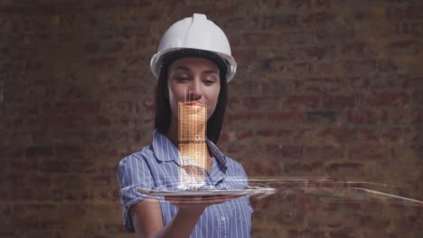 animación de un modelo interactivo en 3d de la ciudad girando sobre una tableta sostenida por una arquitecta